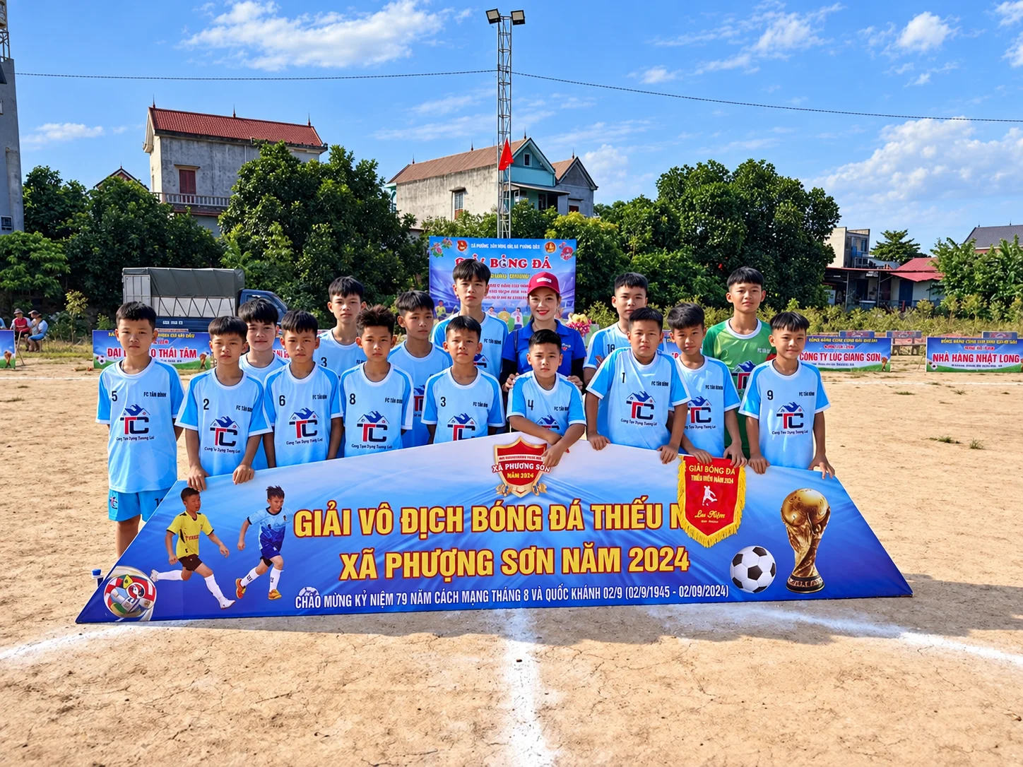 Feedback đội bóng FC Từ Xuyên mặc áo xanh ngọc trong giải thiếu niên