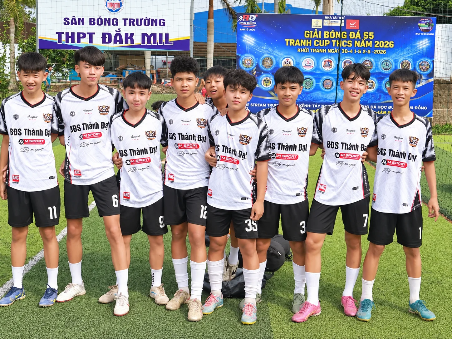 Feedback đội bóng mặc áo BDS Thành Đạt màu trắng đen