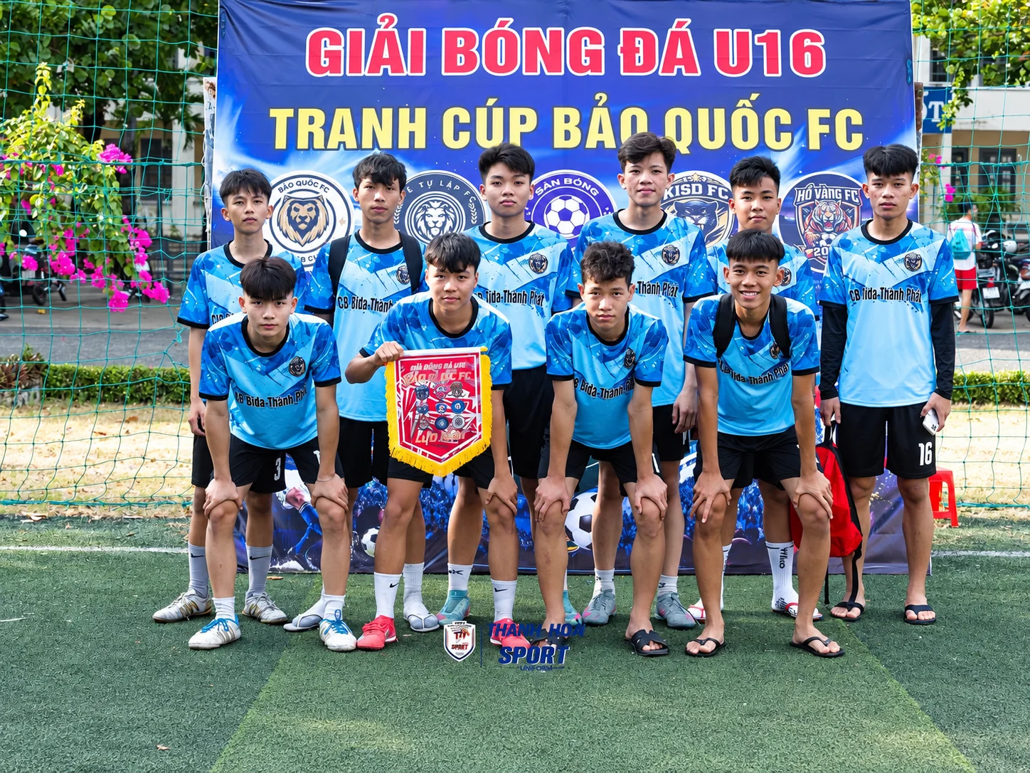 Feedback đội bóng mặc áo KISD FC màu xanh đen tại giải U16