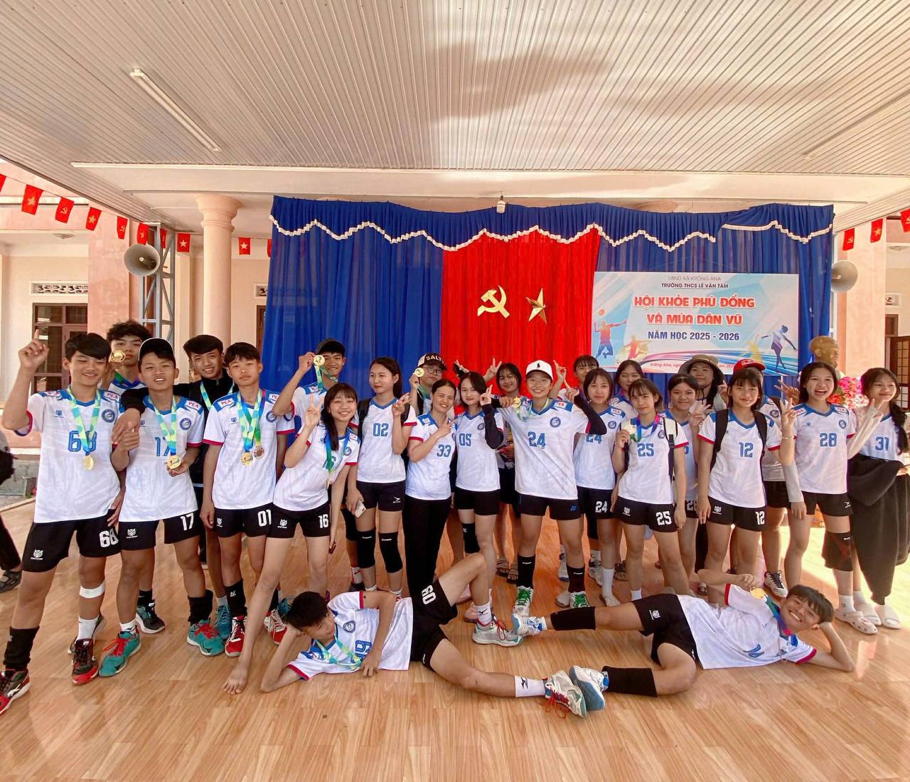 Feedback học sinh mặc đồng phục thể thao trắng xanh bích trong hoạt động trường lớp